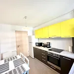 Kasper Coresi Mall - Rise Private & Апартаменты