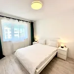 Apartment Kasper Coresi Mall - Rise Private &