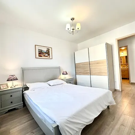 Kasper Coresi Mall - Rise Private & *