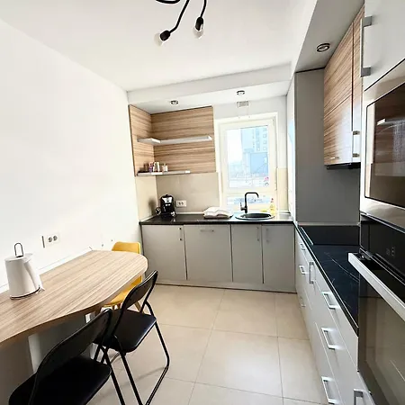 Kasper Coresi Mall - Rise Private & Apartment *