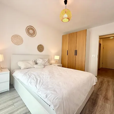 Kasper Coresi Mall - Rise Private & Apartment *