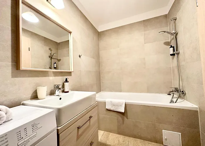 Kasper Coresi Mall - Rise Private & Apartment