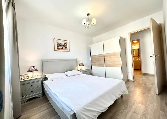 Kasper Coresi Mall - Rise Private & *