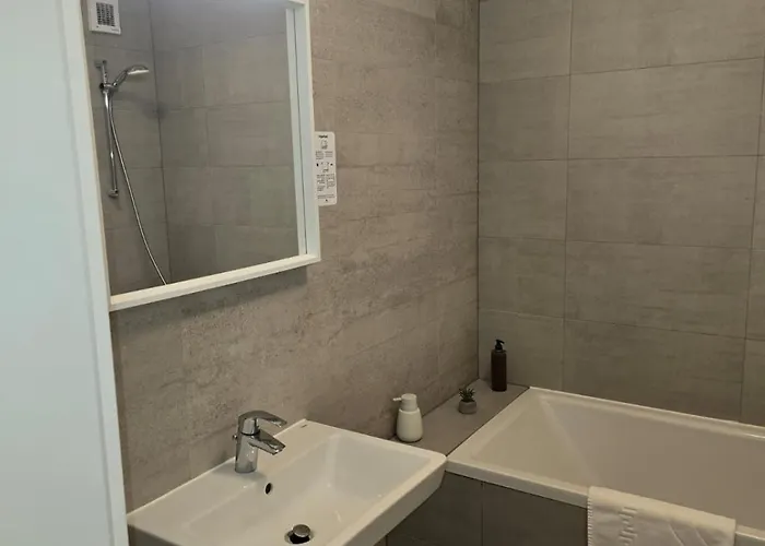 Kasper Coresi Mall - Rise Private & *